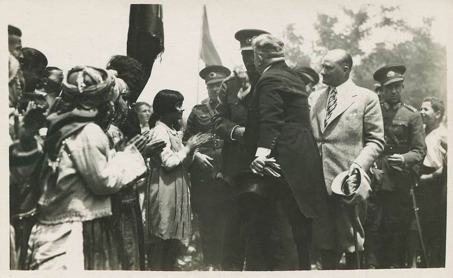 22 Haziran 1934. Atatürk ve İran Şahı Rıza Pehlevi okul çocuklarının alkışları arasında Bornova’da