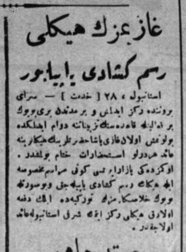 29 Eylül 1926 tarihli Hizmet Gazetesi’nde, Türkiye’de ilk olacağı iddiasıyla Sarayburnu’nda açılacak olan Atatürk Anıtı’na dair haber kupürü.