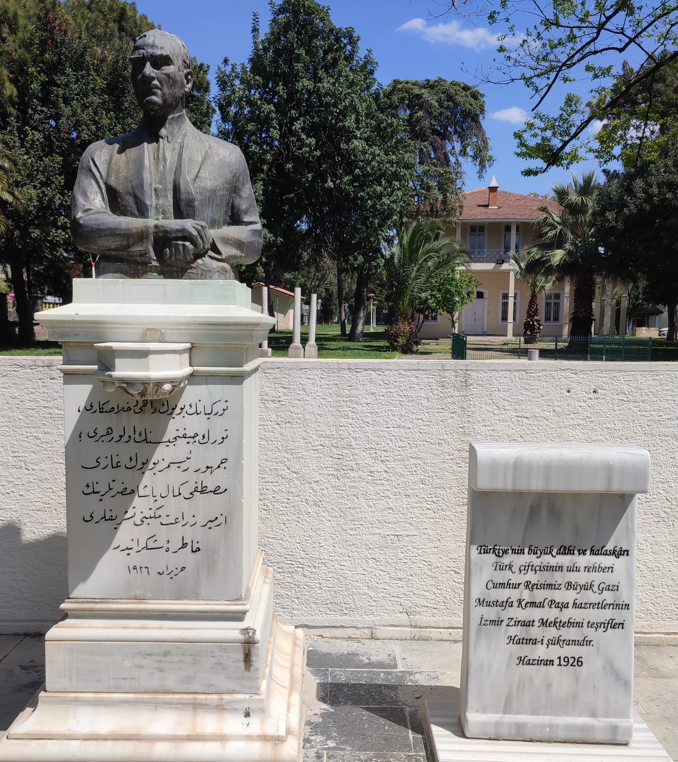 Orijinali Ege üniversitesi Rektörlük bahçesinde bulunan Türkiye’deki ilk Atatürk Anıtının Ege Üniversitesi Bilgisayar Mühendisliği bahçesindeki kopyası. Daha korumalı bir alan olması sebebiyle orijinal büst Ege üniversitesi Rektörlük bahçesine taşınmıştır.