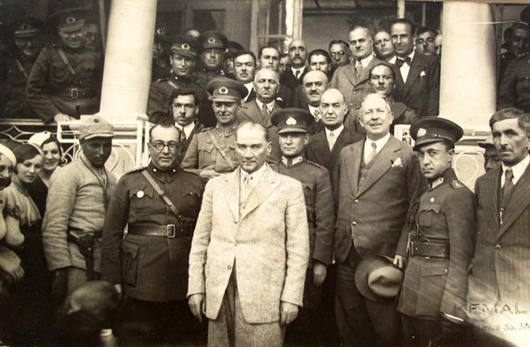 11 Nisan 1934. Atatürk Bornova Subay mahfilinde. Günümüzde Subay Orduevi