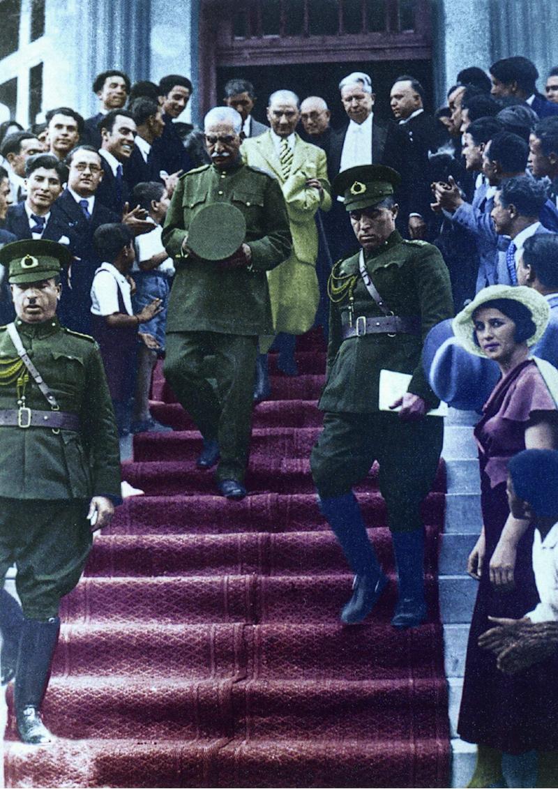 22 Haziran 1934. Atatürk İran Şahı Rıza Pehlevi ile birlikte Bornova Ziraat Mektebi binasının merdivenlerinde. (Günümüzde E.Ü. Bilgisayar Müh. Fakültesi)